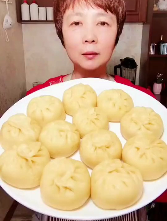玉米面酸菜包子
