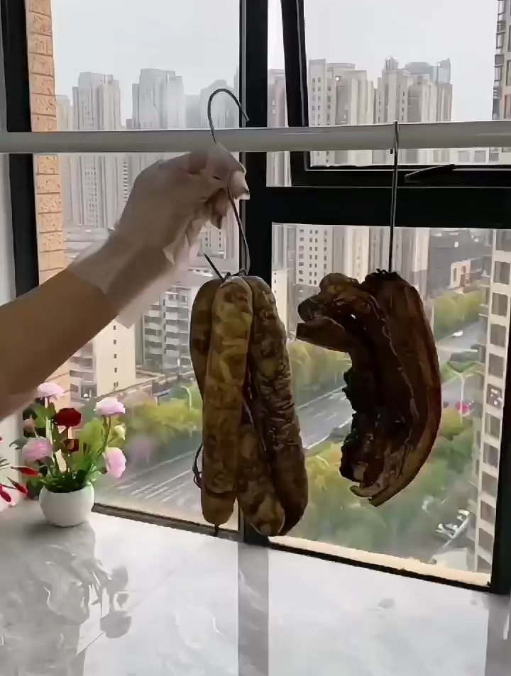 有了这个双头挂钩,家里的腊鱼腊肉就可以轻松挂起来了,真方便