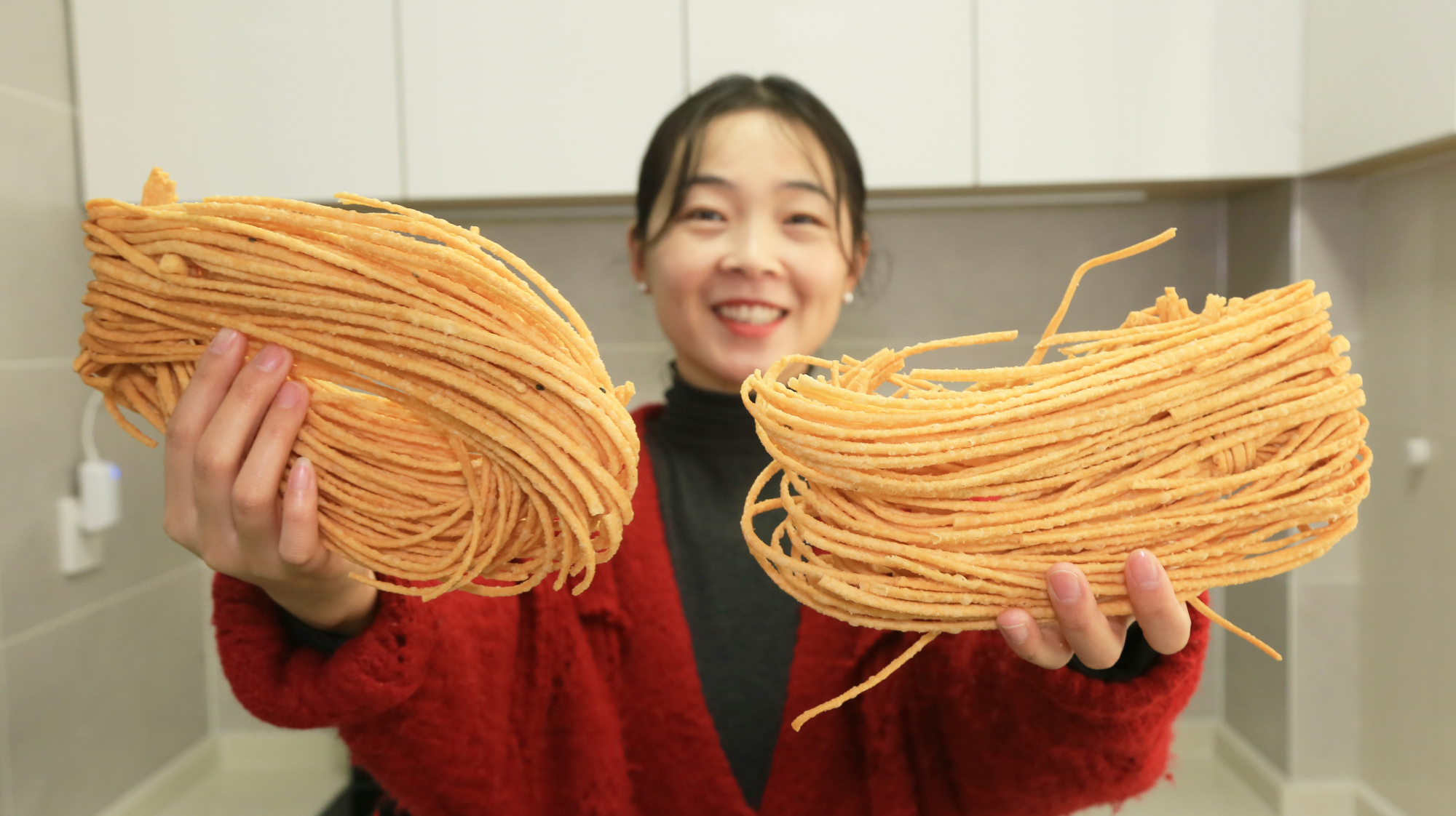 花10块钱买了2把馓子,做“蛋花馓子”,香喷喷的老味道,太赞了