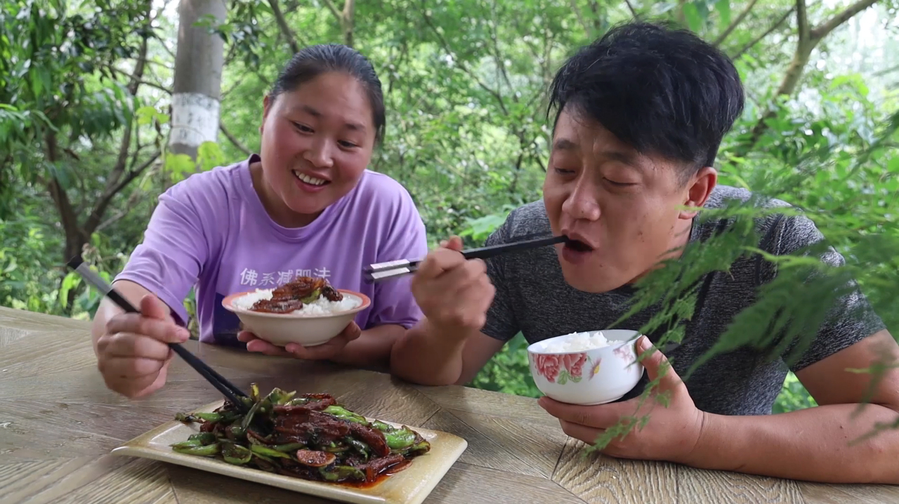 2斤尖椒1斤肉,胖妹做小炒肉,肉里挑辣椒吃,老公差点被辣懵了