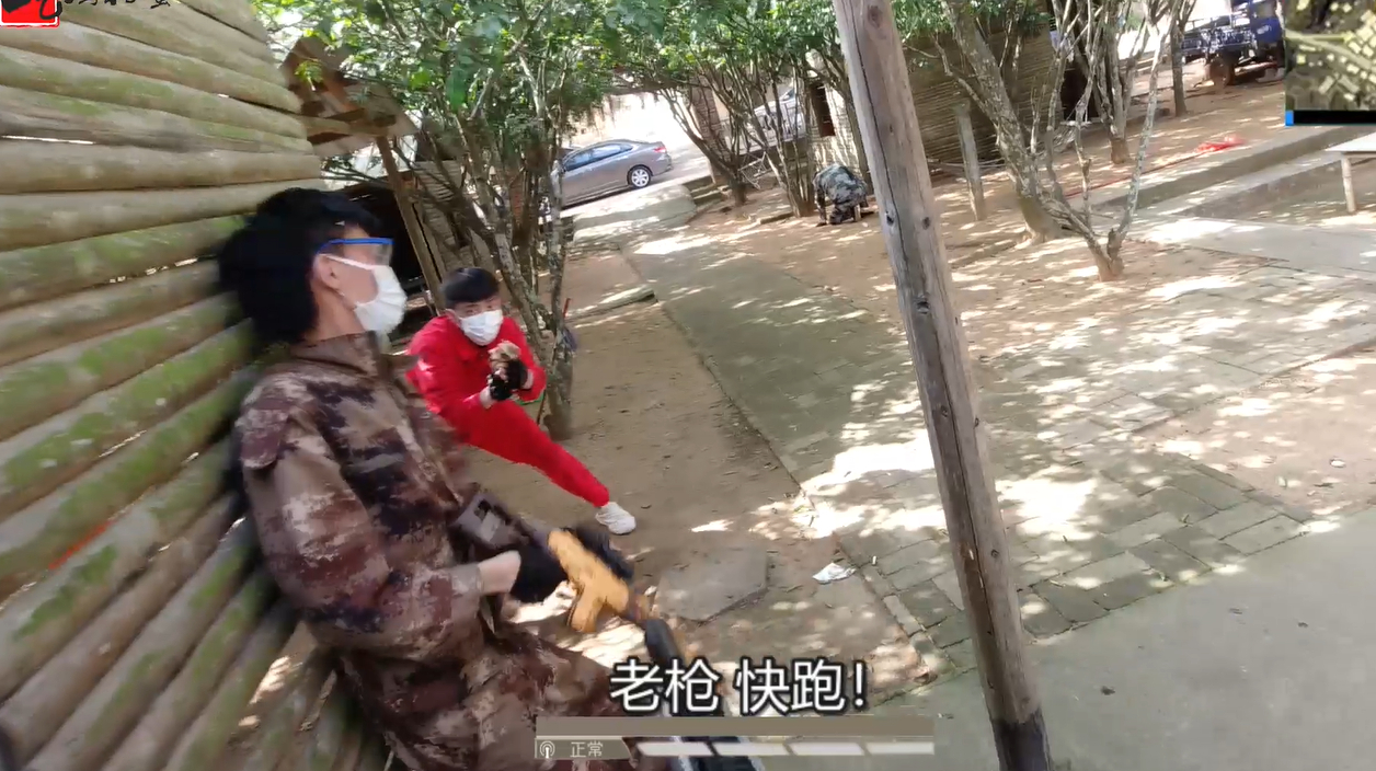 真人版吃鸡:落地和一队人撞脸,和队友捡到枪就追着敌人干!