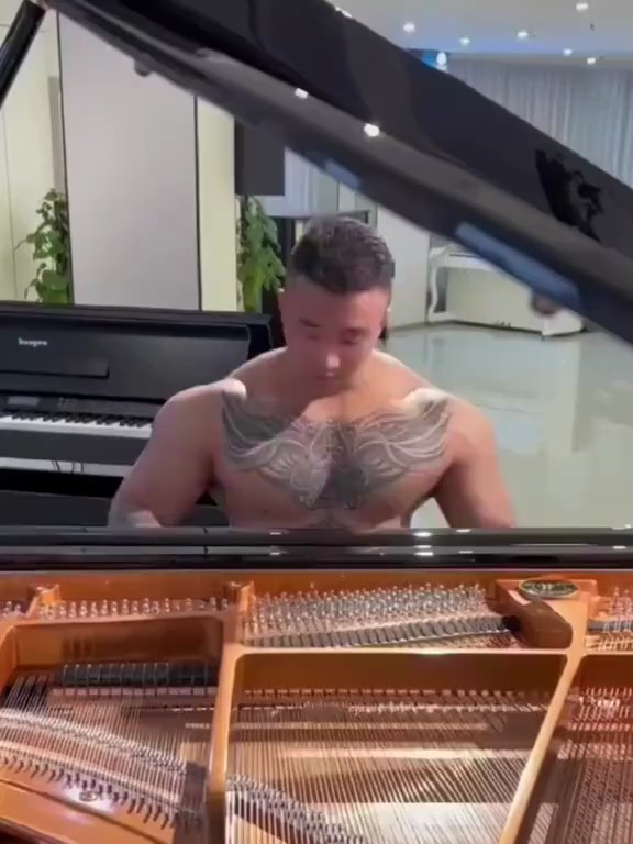 肌肉男的感性,但是为什么你胸肌一直在颤抖呢?肌肉男