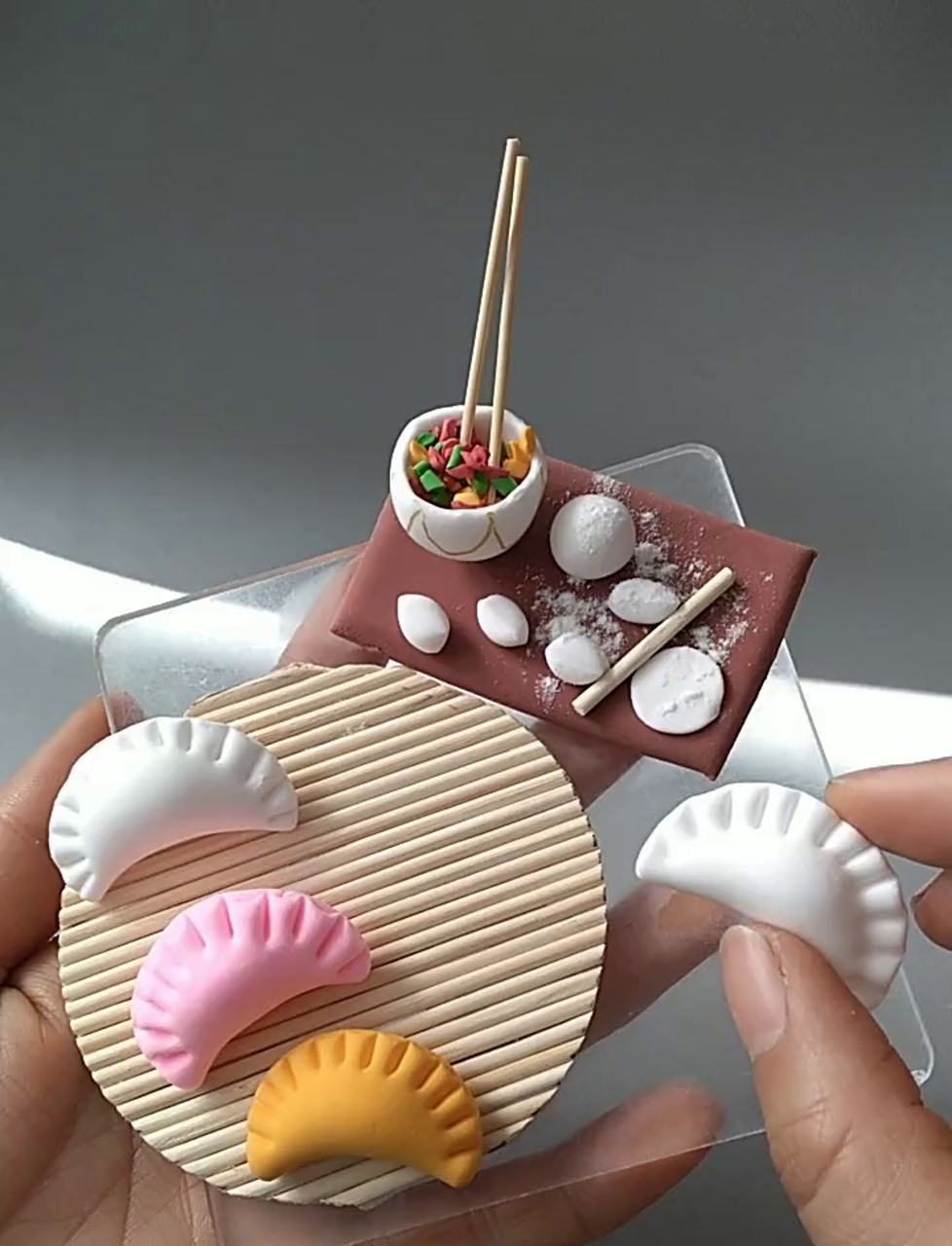 新年第一天,孩子们快来跟我一起用彩泥捏饺子吧!