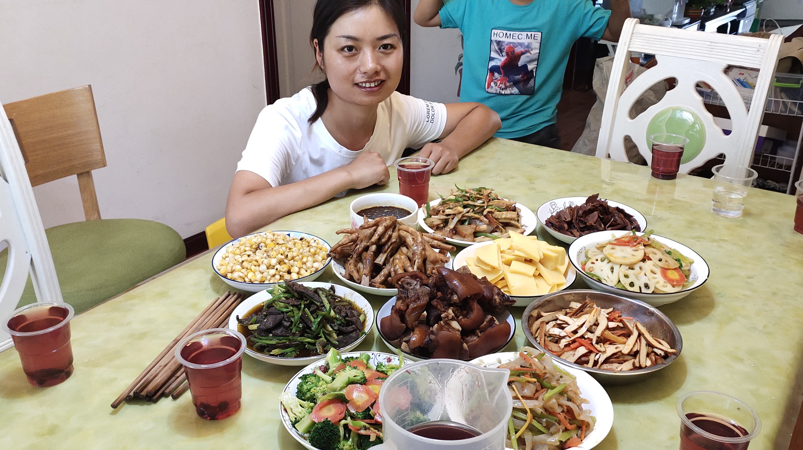 农村媳妇家有喜事要庆祝,猪蹄凉菜鸡爪齐上桌,一家大小吃得香