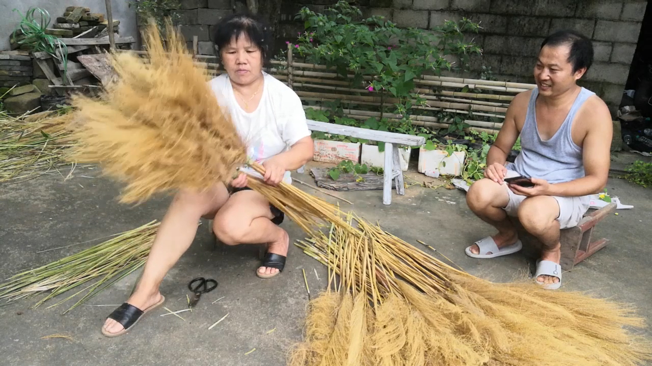 不起眼的稻草却能做扫把,看看我们怎么废物利用,用它来做扫把