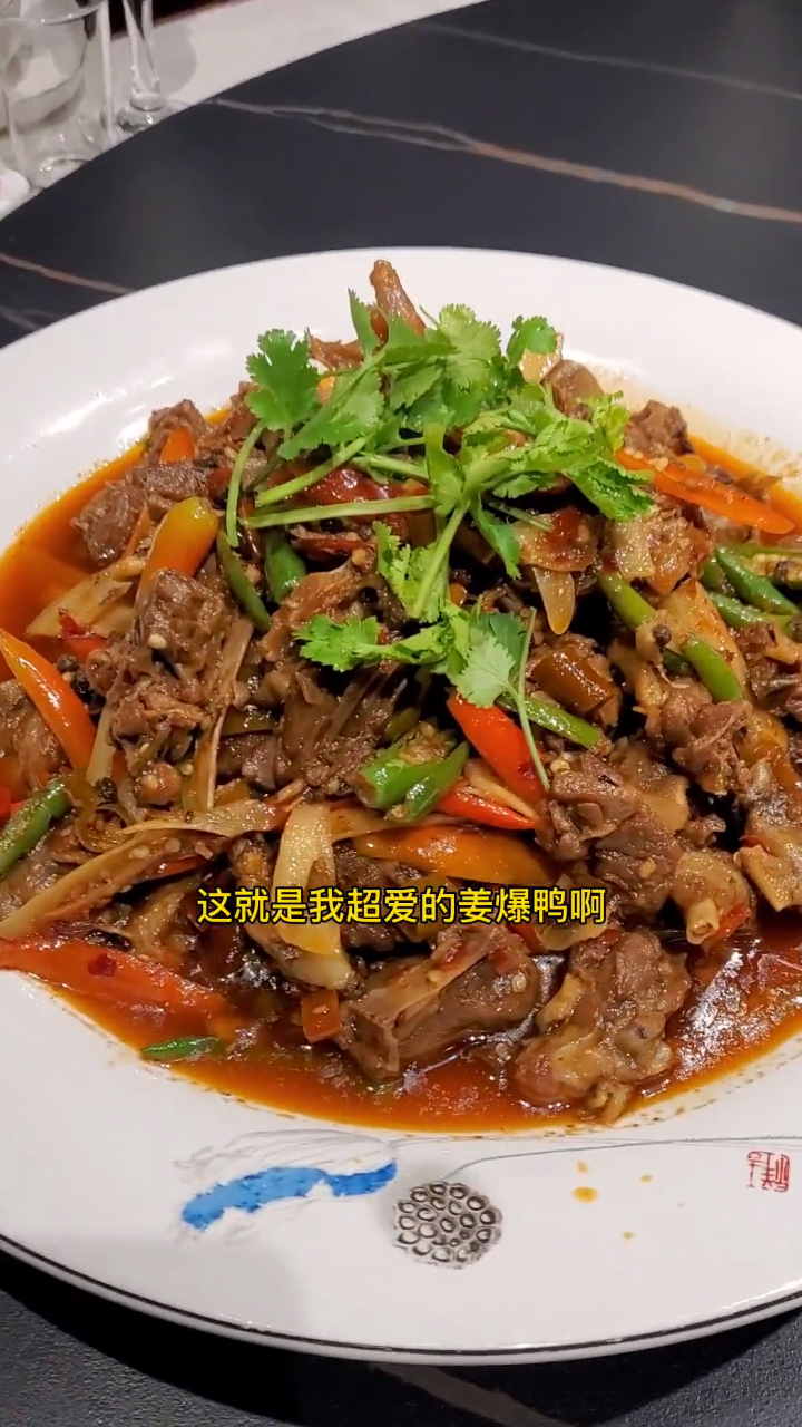 折耳根老咸菜炒腊肉,姜爆鸭子粉蒸鸡,还有牦牛肉老回饼!