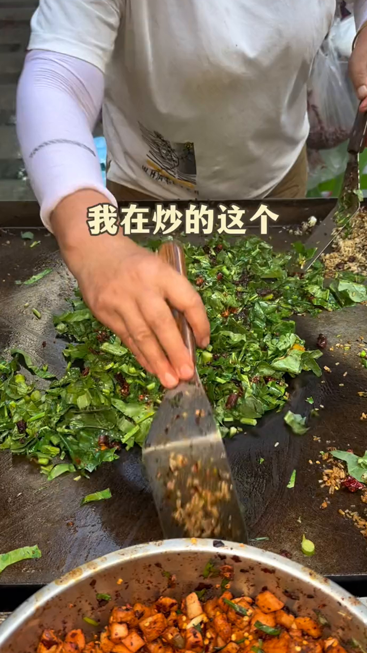 贵阳街头脆哨炒饭很香很好吃!