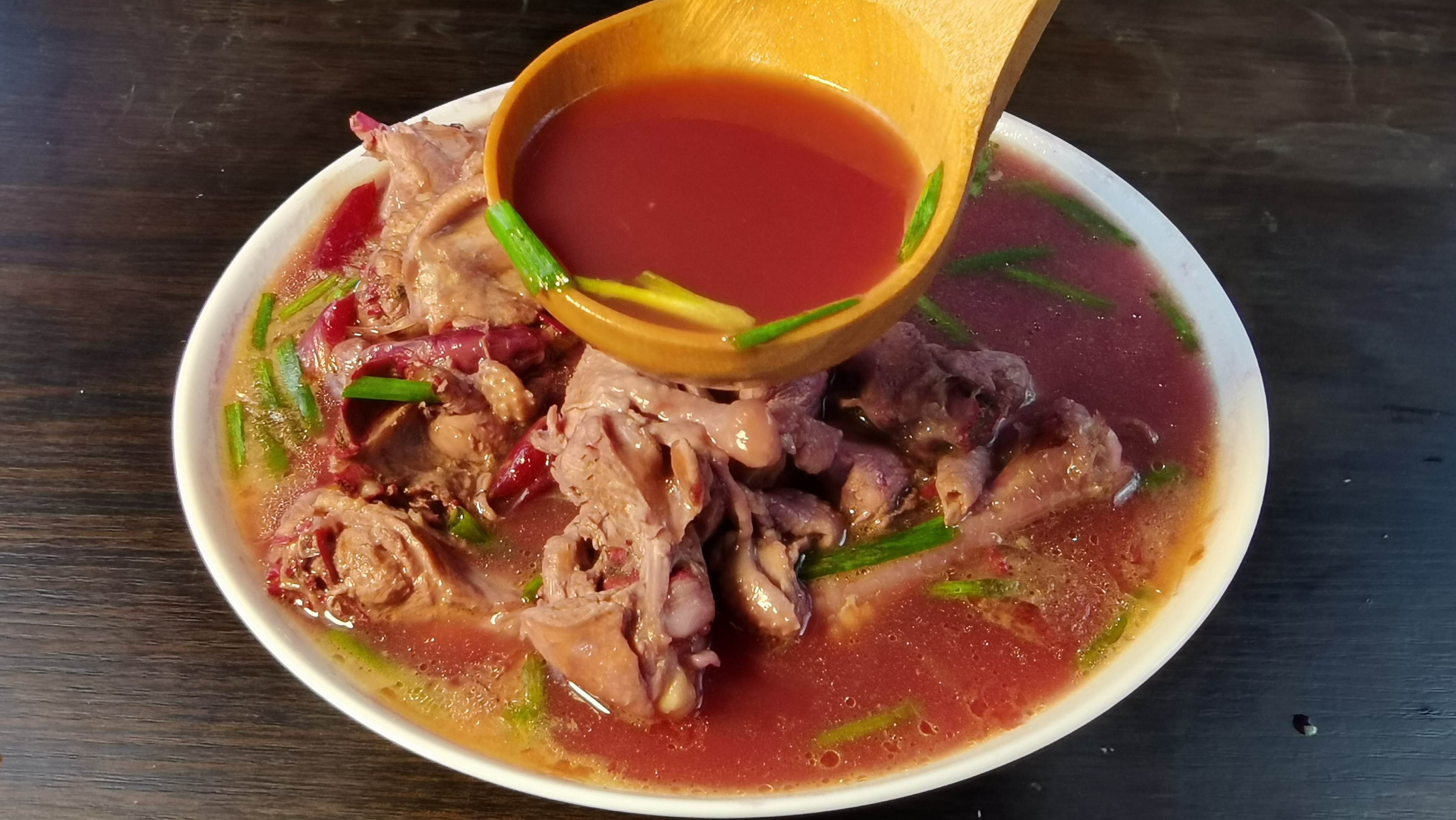 鸡汤里加入几个自己种的红葱头,鲜香味美,清热去火,营养又好喝