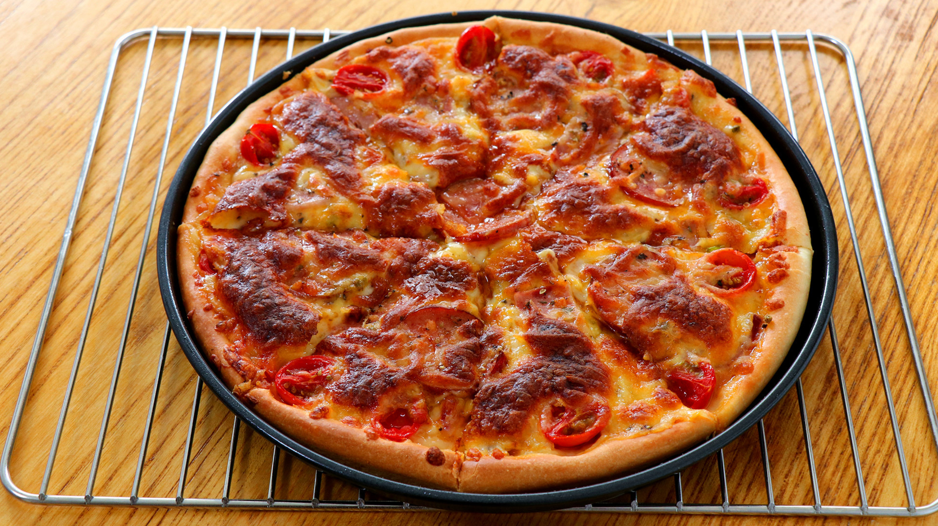 至尊披萨家庭做法：自制披萨酱和饼底，柔软又拉丝，比买的还好吃