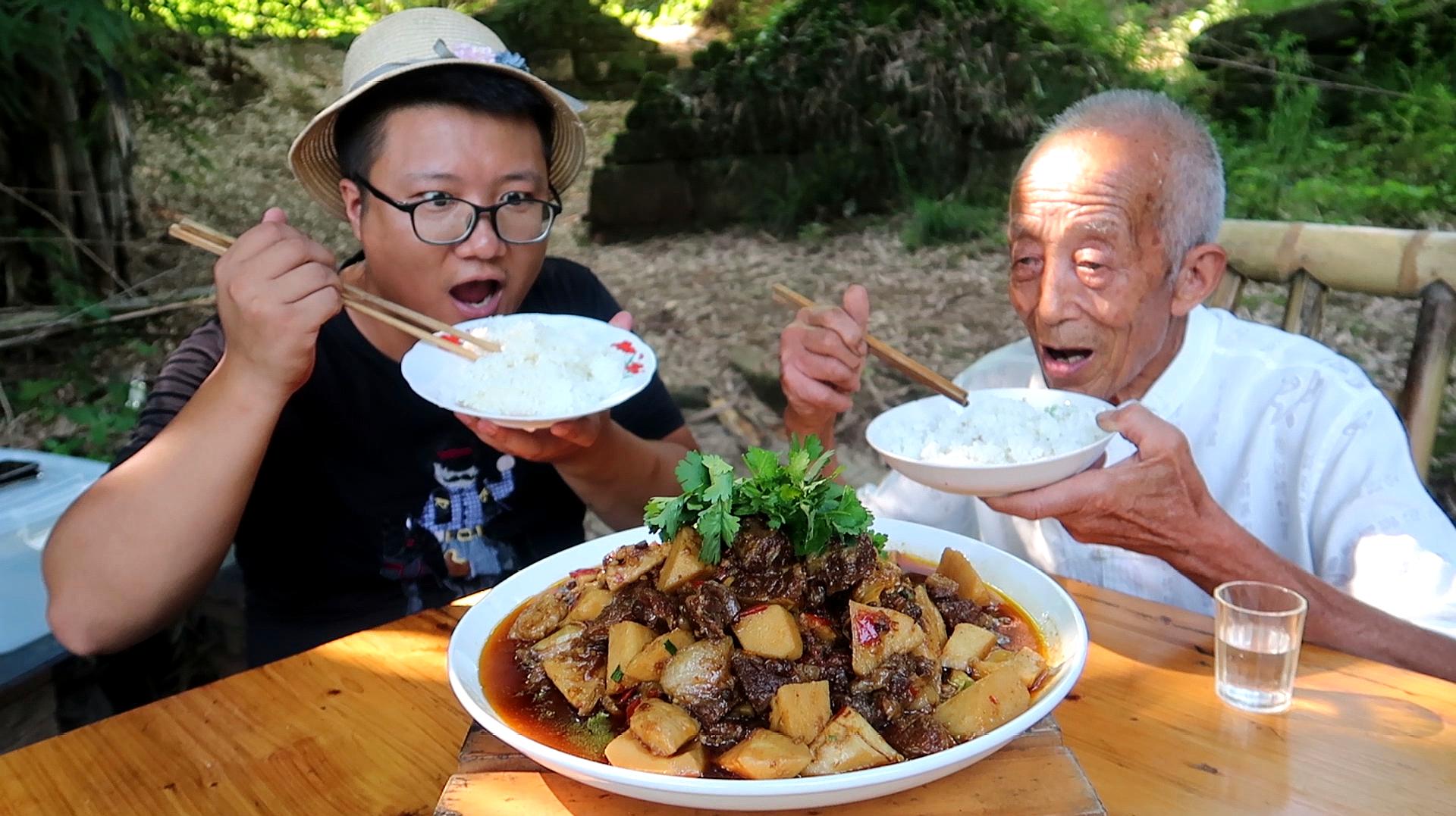 [图]2斤牛肉4斤竹笋，做一份“牛肉烧鲜笋”竹笋清香牛肉耙，吃爽了