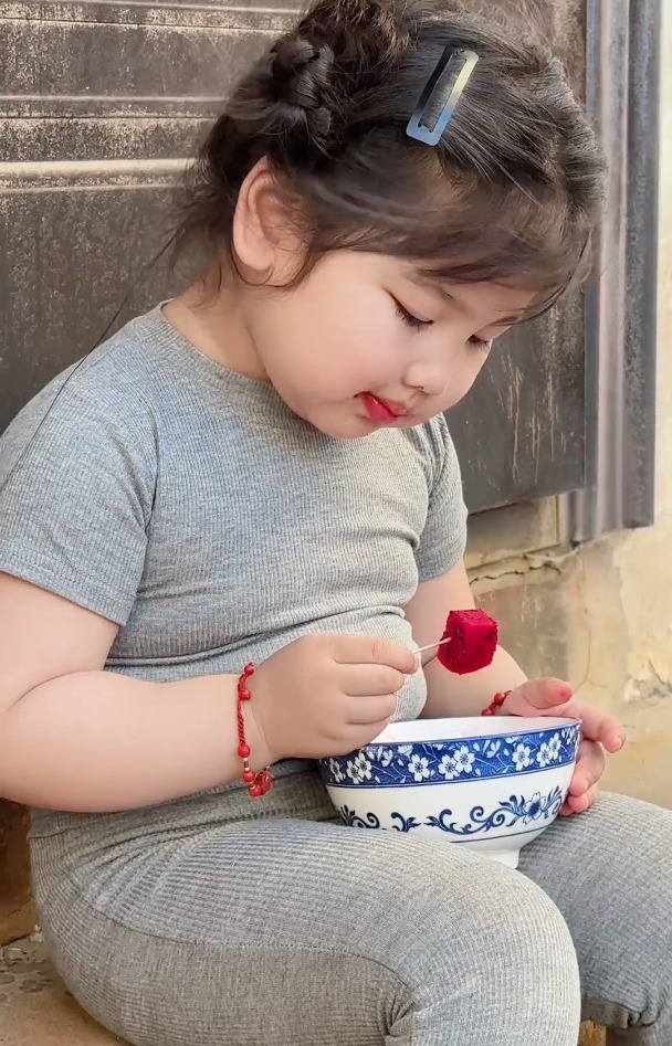 肚子上的肉肉得用碗接着