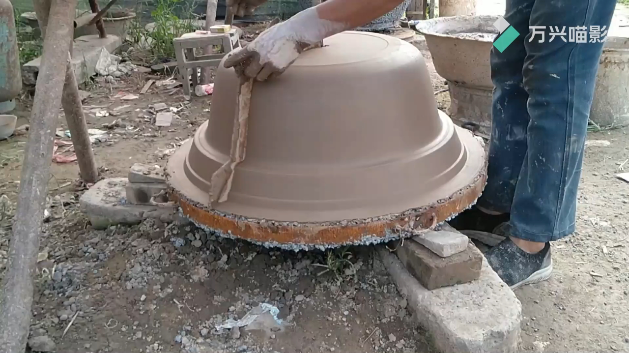 纯手工制作下乡倒铝锅模具上泥制作农村铝锅模具