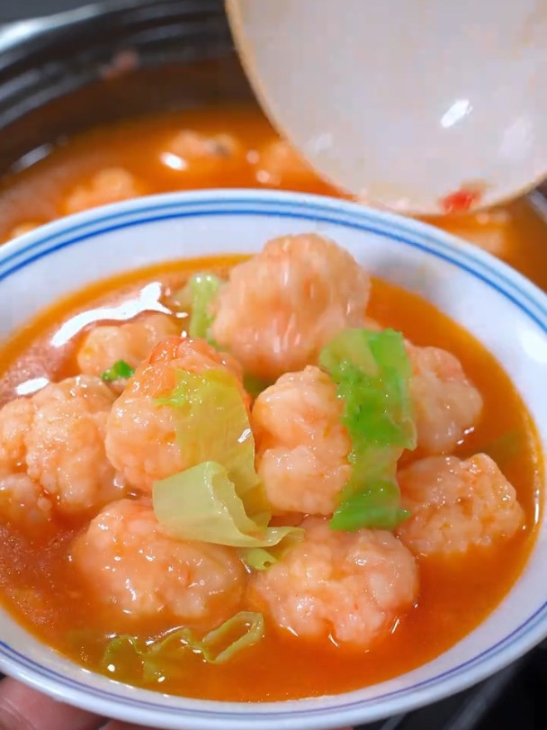 美味可口的番茄虾滑汤