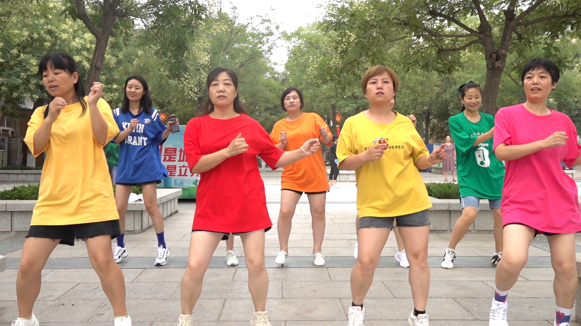 一群美女公园展示广场舞《爱疯了》,舞姿帅气潇洒,看不够