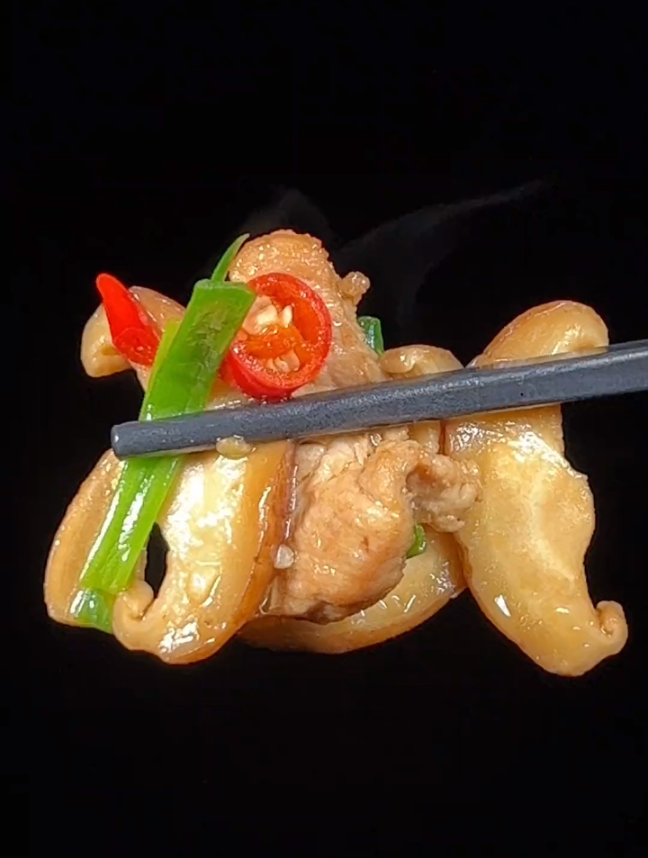 简单的家常菜,香菇炒肉,鲜香爽滑又下饭,回家10分钟就吃饭