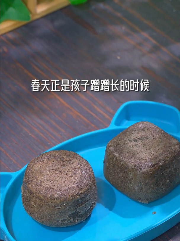 春天多给宝宝安排这个黑芝麻核桃糕,不加面粉不加糖,非常好吃