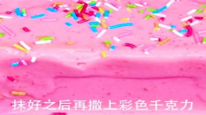 整蛊闺蜜小妙招,海绵刷来做蛋糕,赶紧端去尝尝