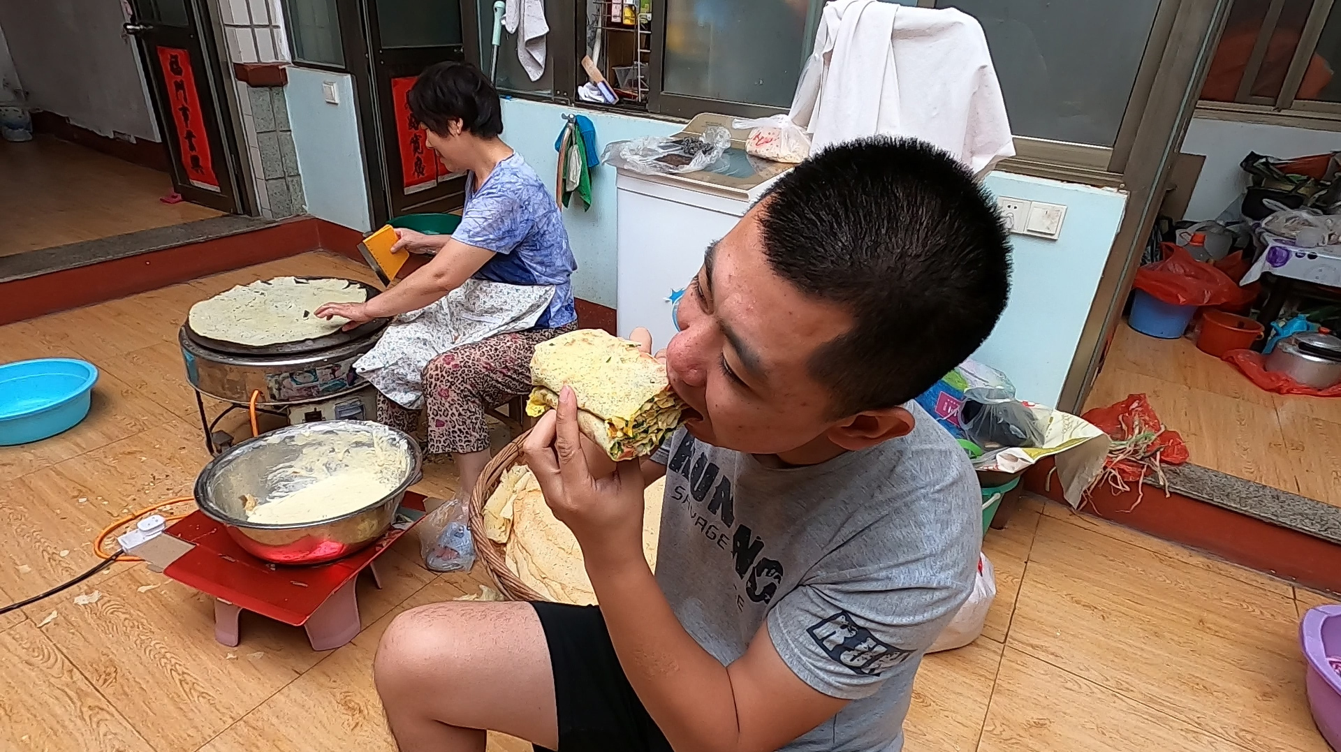 斗妈在家烙山东大煎饼,大雪给配上菜一起烙,出炉后俩人抢着吃