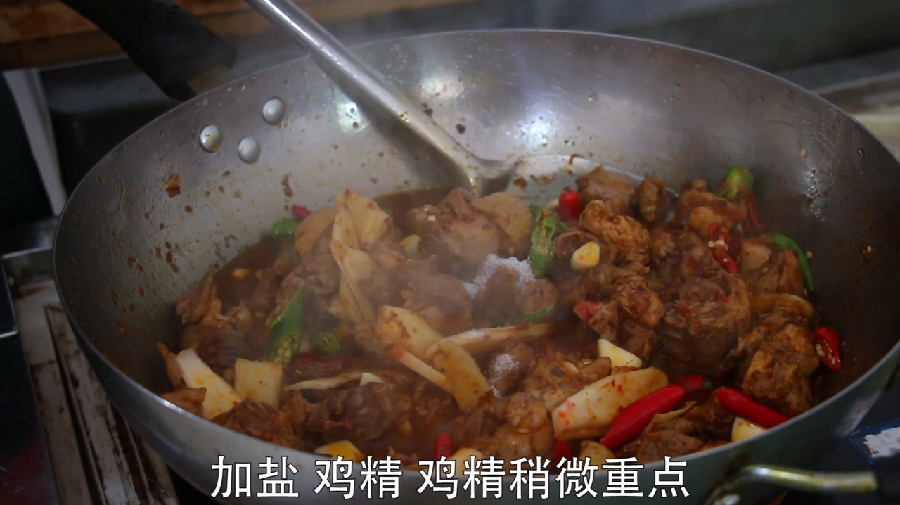 老蔡自制电饭煲焖烧鸡,不加一滴水焖60分钟,鸡肉嫩而不柴,过瘾