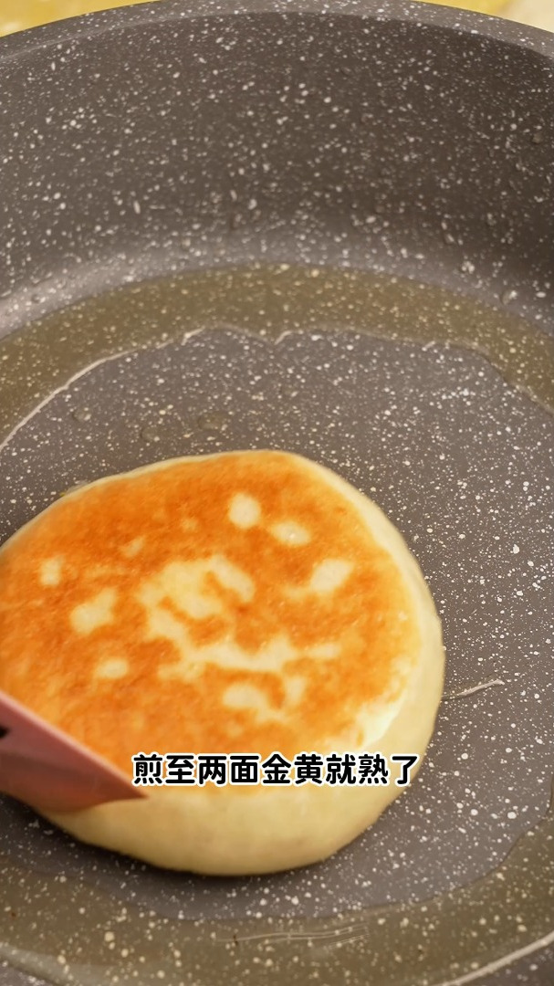 今天做韭菜鸡蛋饼,在家就能简单制作,好吃好看快来试试吧!