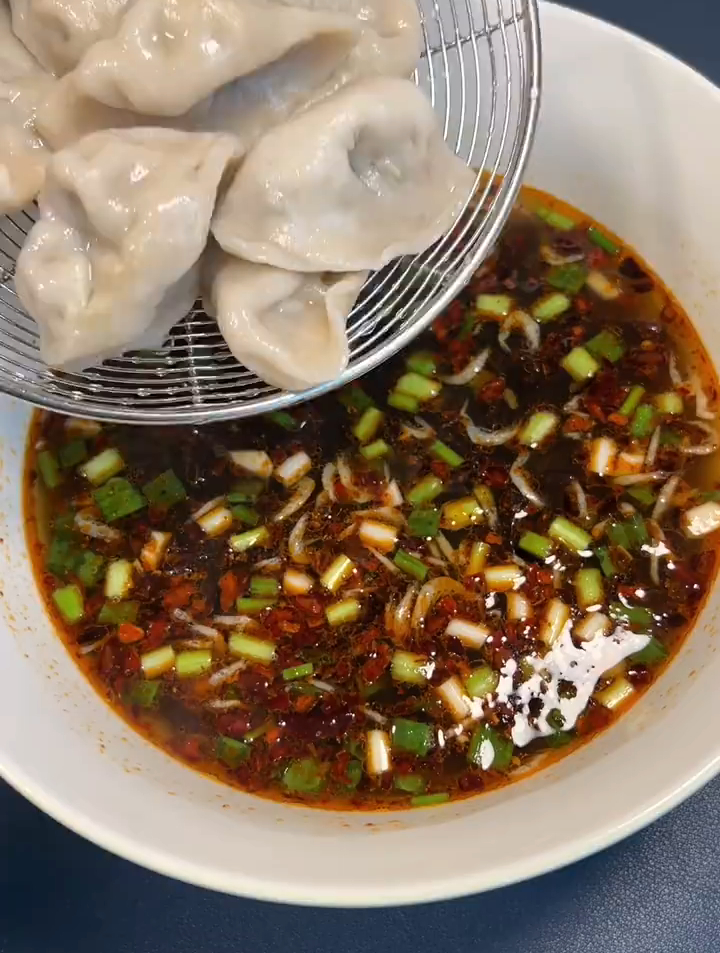 马上就要立冬了,试试这个酸汤水饺,酸爽开胃