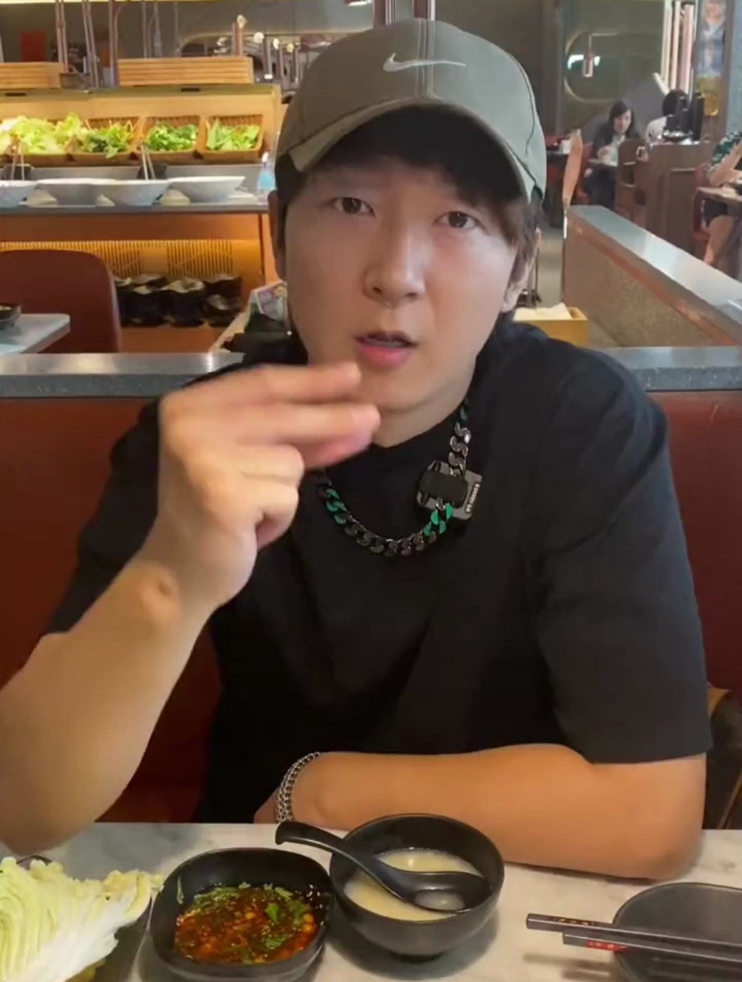 新辣道鱼火锅188吃到整条鲜活鲟龙鱼!