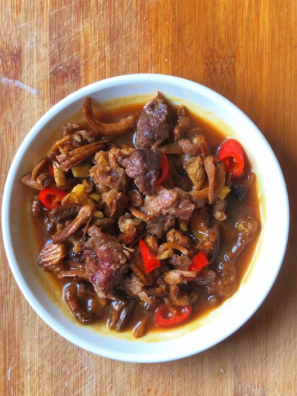 炖牛肉的做法家常炖牛肉,分享一道干香菇炖牛肉
