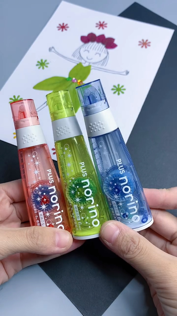 用点点胶做公主树叶剪贴画,像修正带一样方便,贴错了可以搓掉
