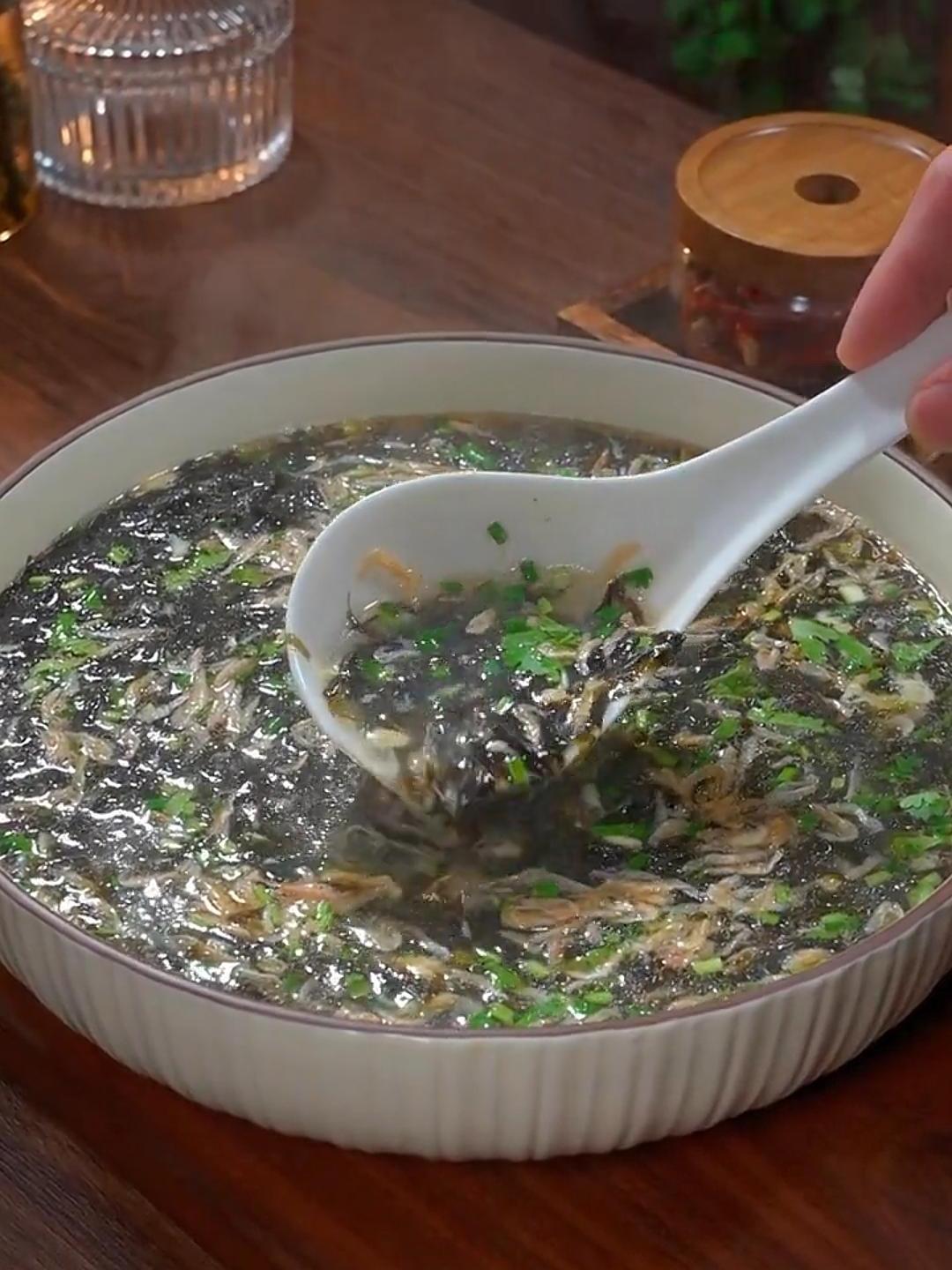 这样做的紫菜蛋花汤口感丝滑,营养丰富