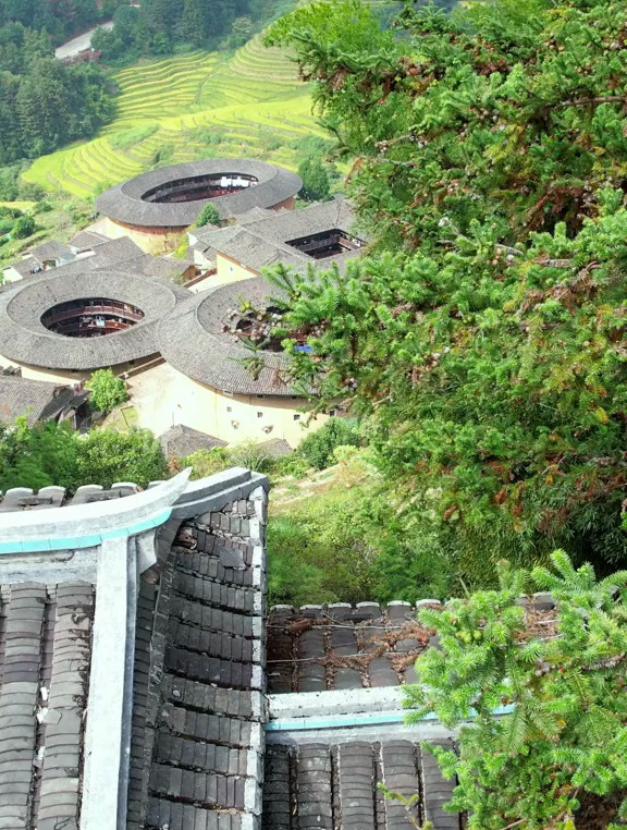 南靖田螺坑土楼群,也被称为“四菜一汤”,是大鱼海棠取景地之一