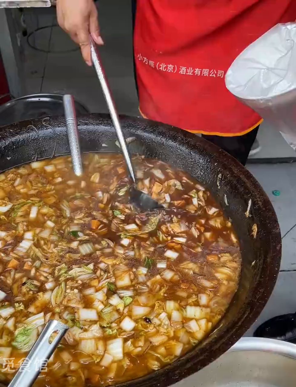 山东德州特色大锅菜,5块钱一份,白菜粉条肉全都有,还送俩馒头!