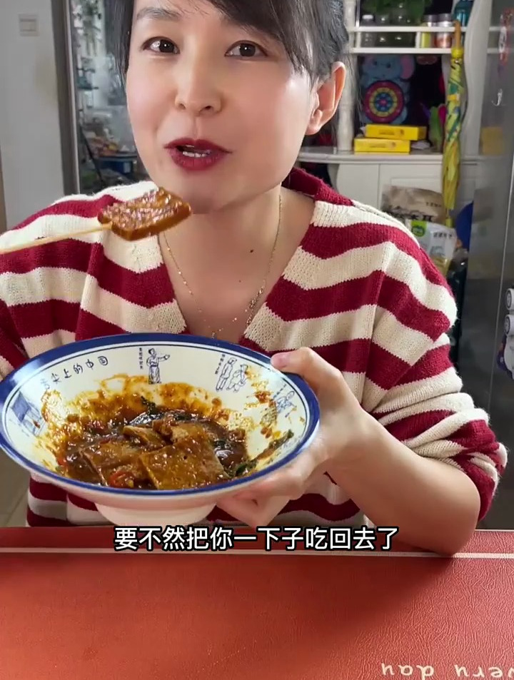 用家里剩下的一点豆腐,做了个浇汁臭豆腐