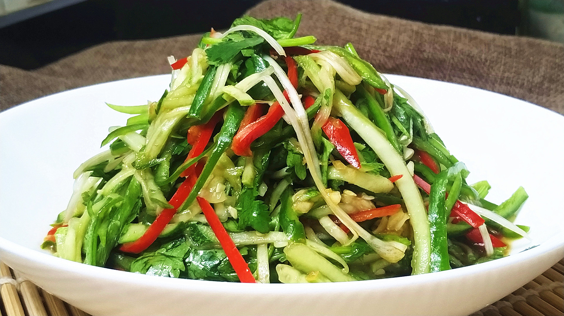 这道东北特色凉拌菜,有三样食材不能少,拌一拌就能吃,下酒必备