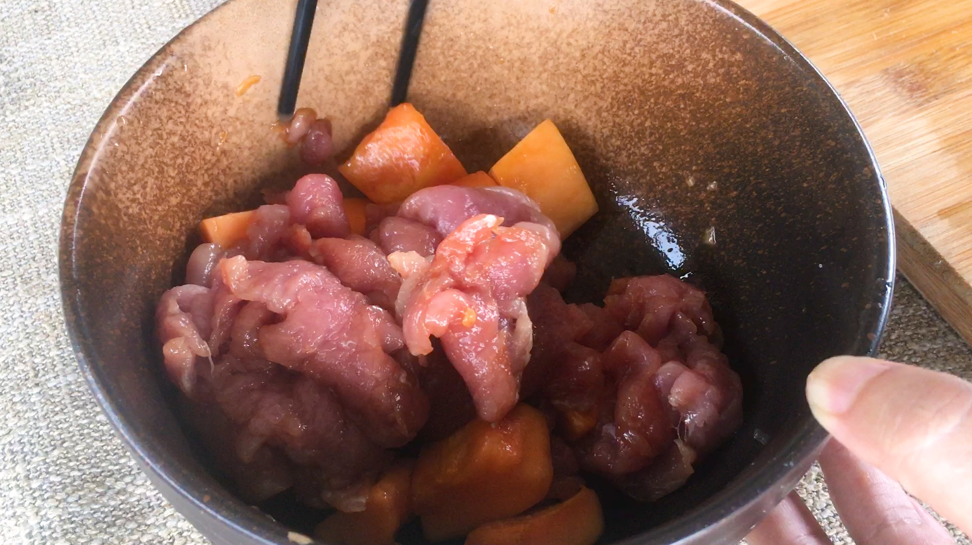 炝肉福建莆田的有名小吃,肉片嫩滑又营养,大人孩子都爱吃!
