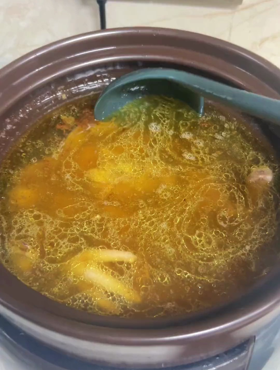 闽南人是这样煲汤的,小母鸡炖干鱿鱼母,汤鲜味美又营养 煲汤