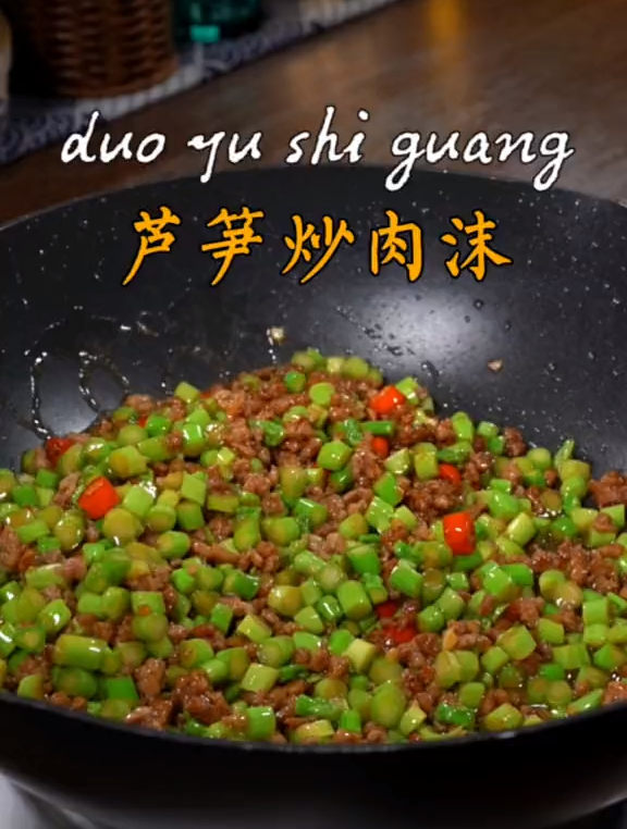 芦笋买回来不知道怎么吃得,那你就像我这样做,拌饭拌面都好吃