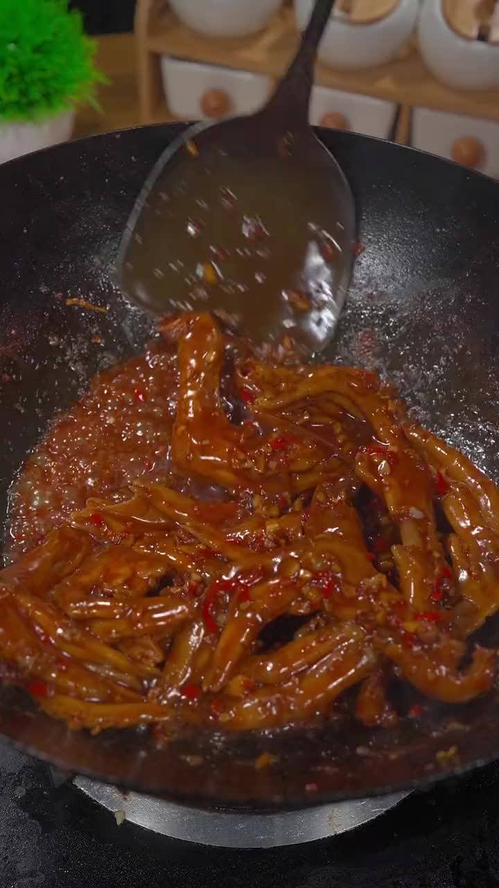 今天做的麻辣鸭爪软烂入味越啃越香喜欢吃的姐妹们可以试试