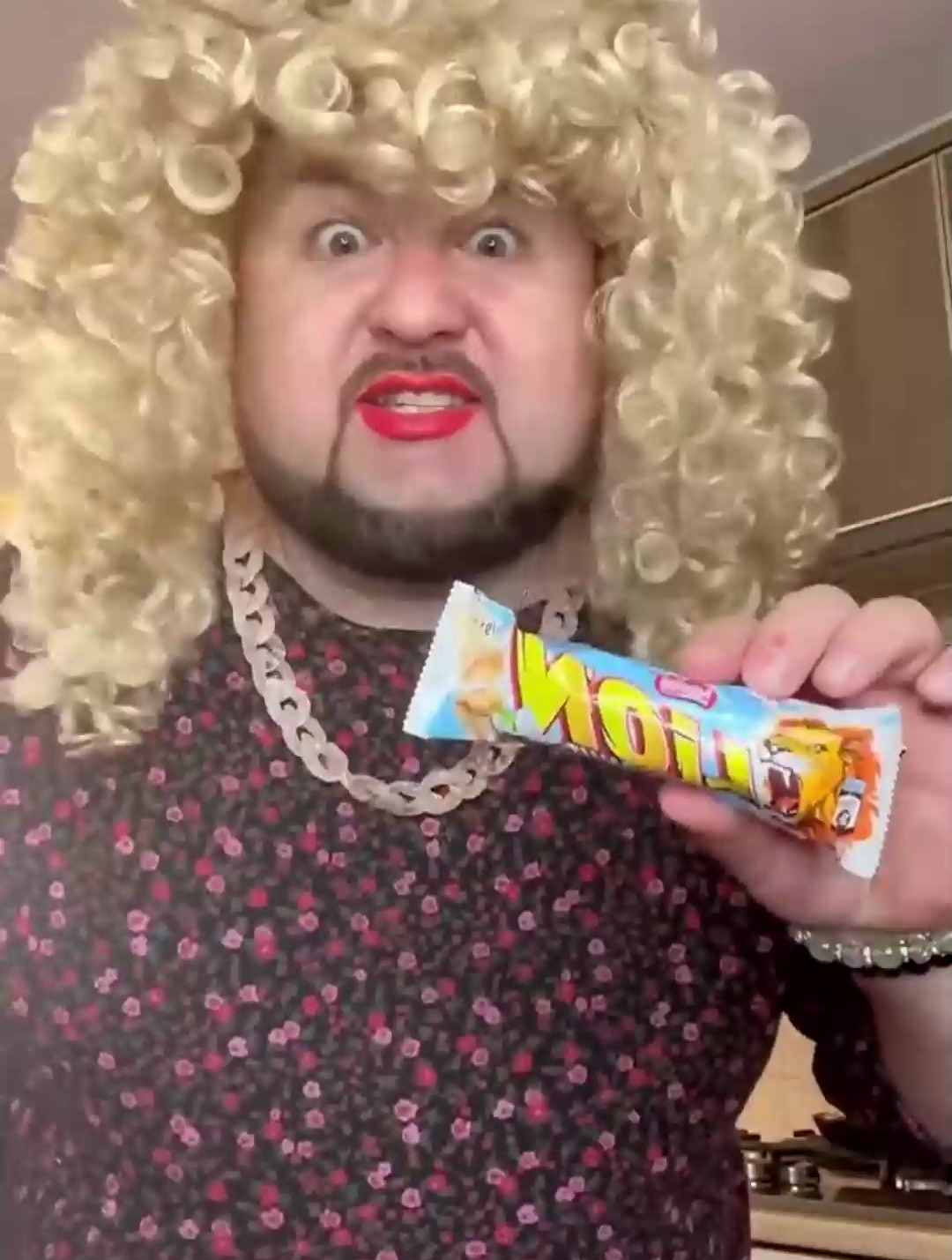 搞笑剧场:妈妈把他的巧克力棒吃完了