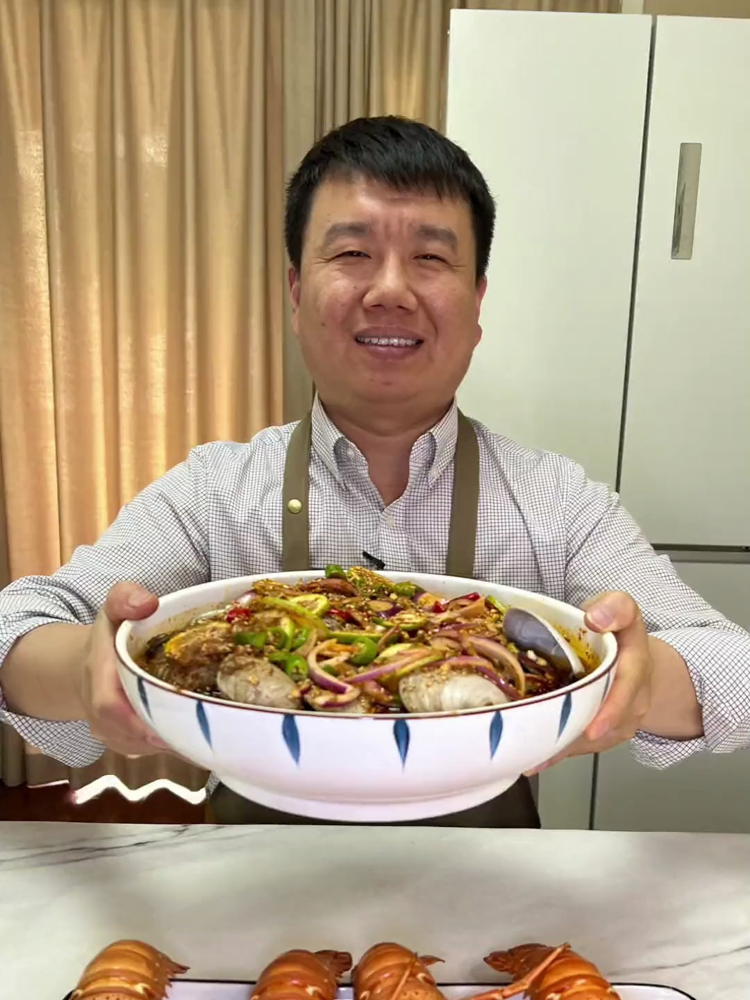 老公下班回家买了龙虾和鲍鱼,做清蒸龙虾和捞汁海鲜吃