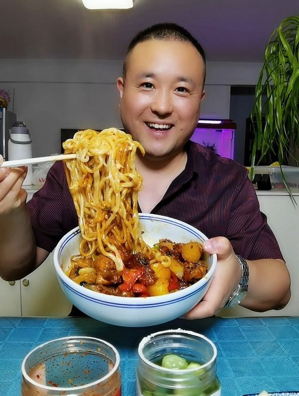 简单家乡味土豆炖鸡块拌面条味道绝绝子,鲜香味美一碗没吃饱