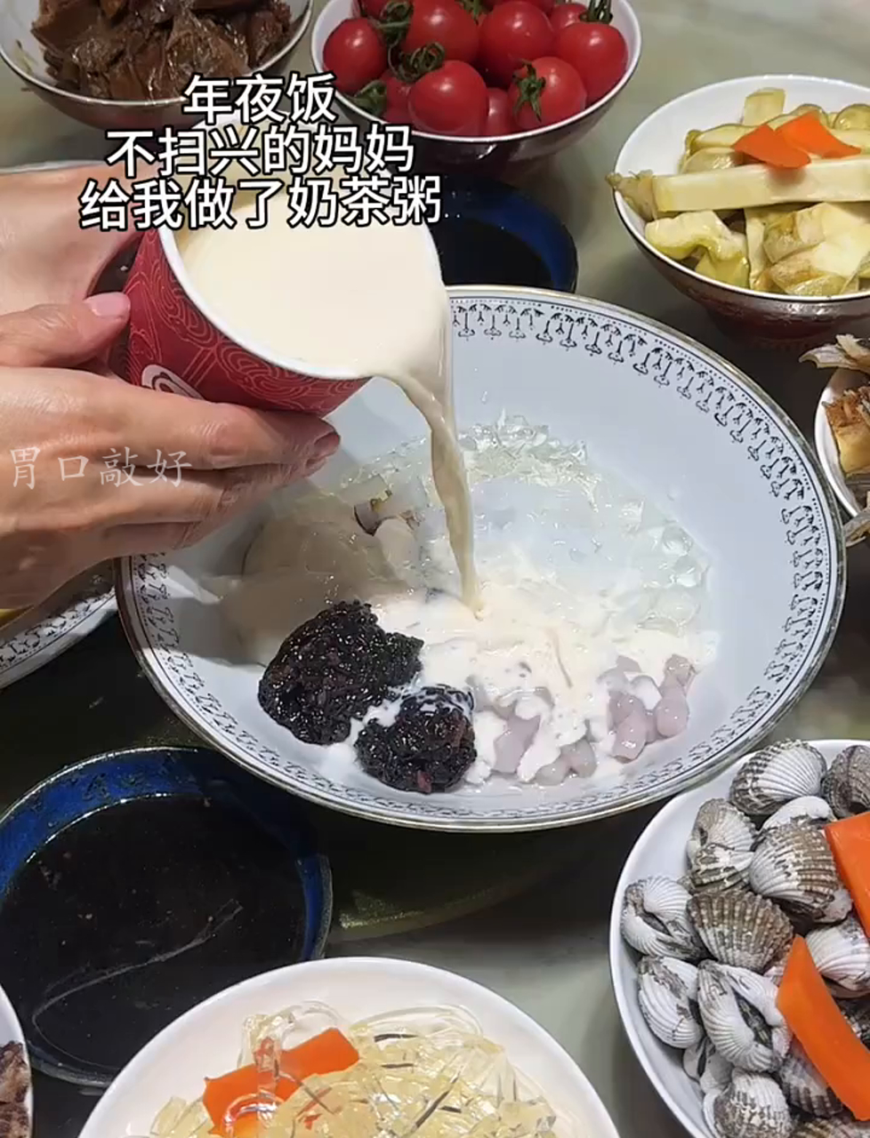老妈没让我失望,给我煮了香浓奶茶粥