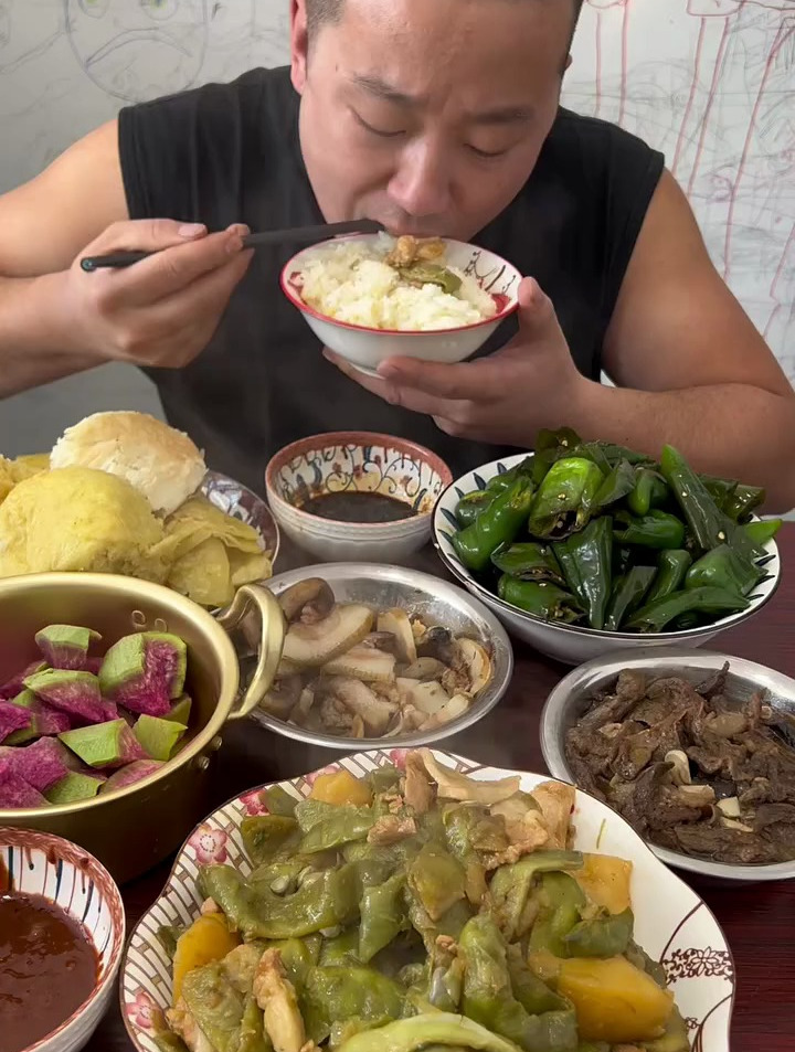 吃饭吃饭又是一大桌子菜