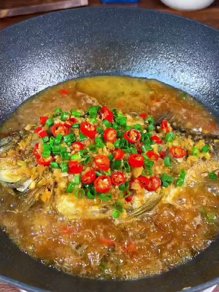 这是我家我家一周吃十次的红烧鲫鱼,既简单又下饭