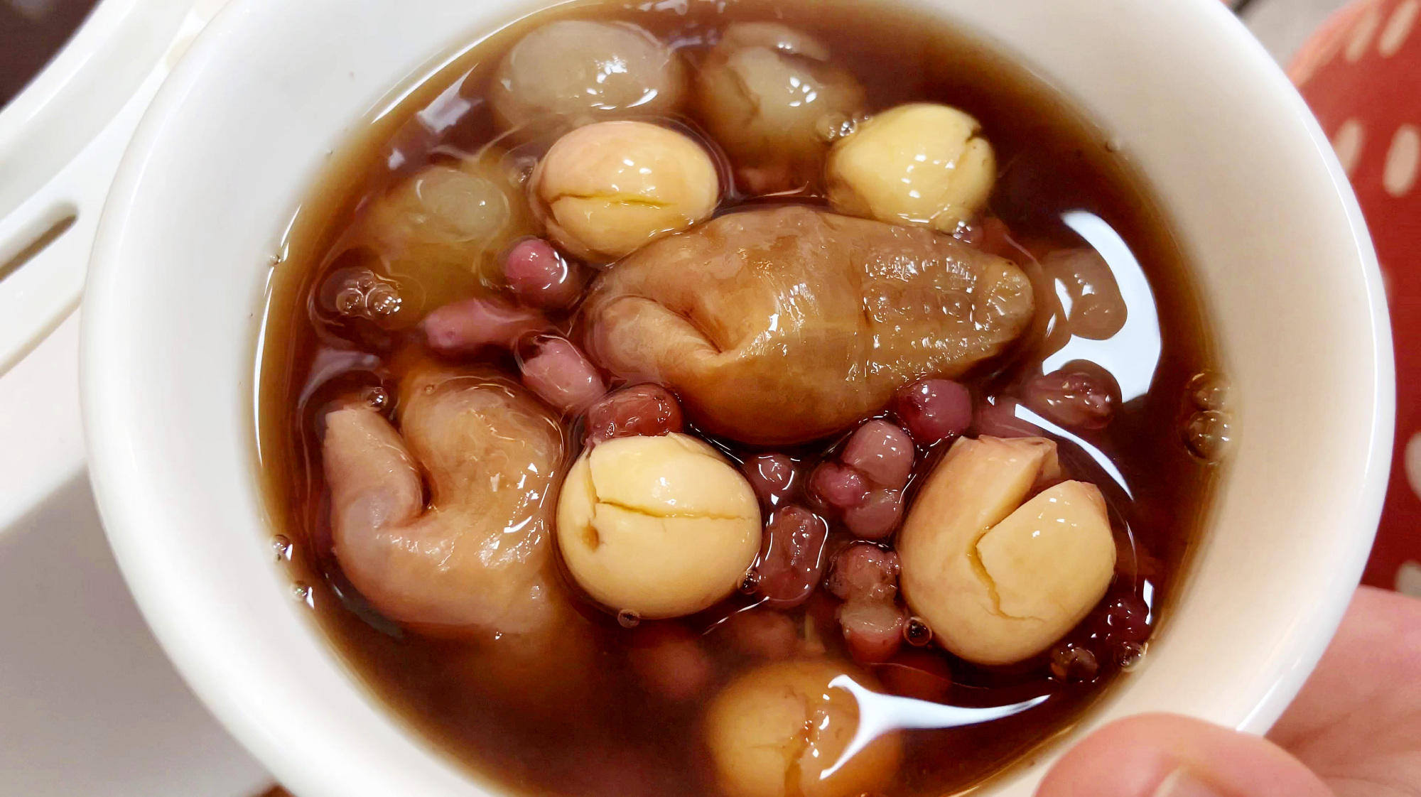 夏季一样要滋补，我家常炖这碗甜汤，食材做法简单，女人喝气色好