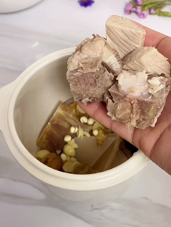 秋季干燥宝宝易上火咳嗽,清火润肺汤,食疗缓解宝宝的不适