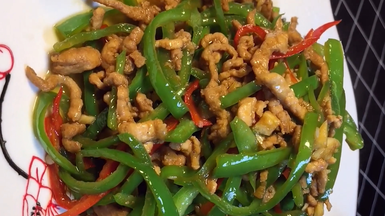 青椒肉丝这样炒才最下饭,椒香滑嫩,比饭店吃的肉丝都香