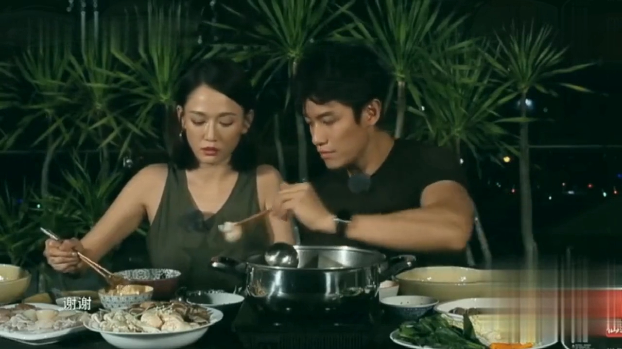 陈乔恩在艾伦家吃火锅,艾伦不停给她夹菜,两人对视好有爱