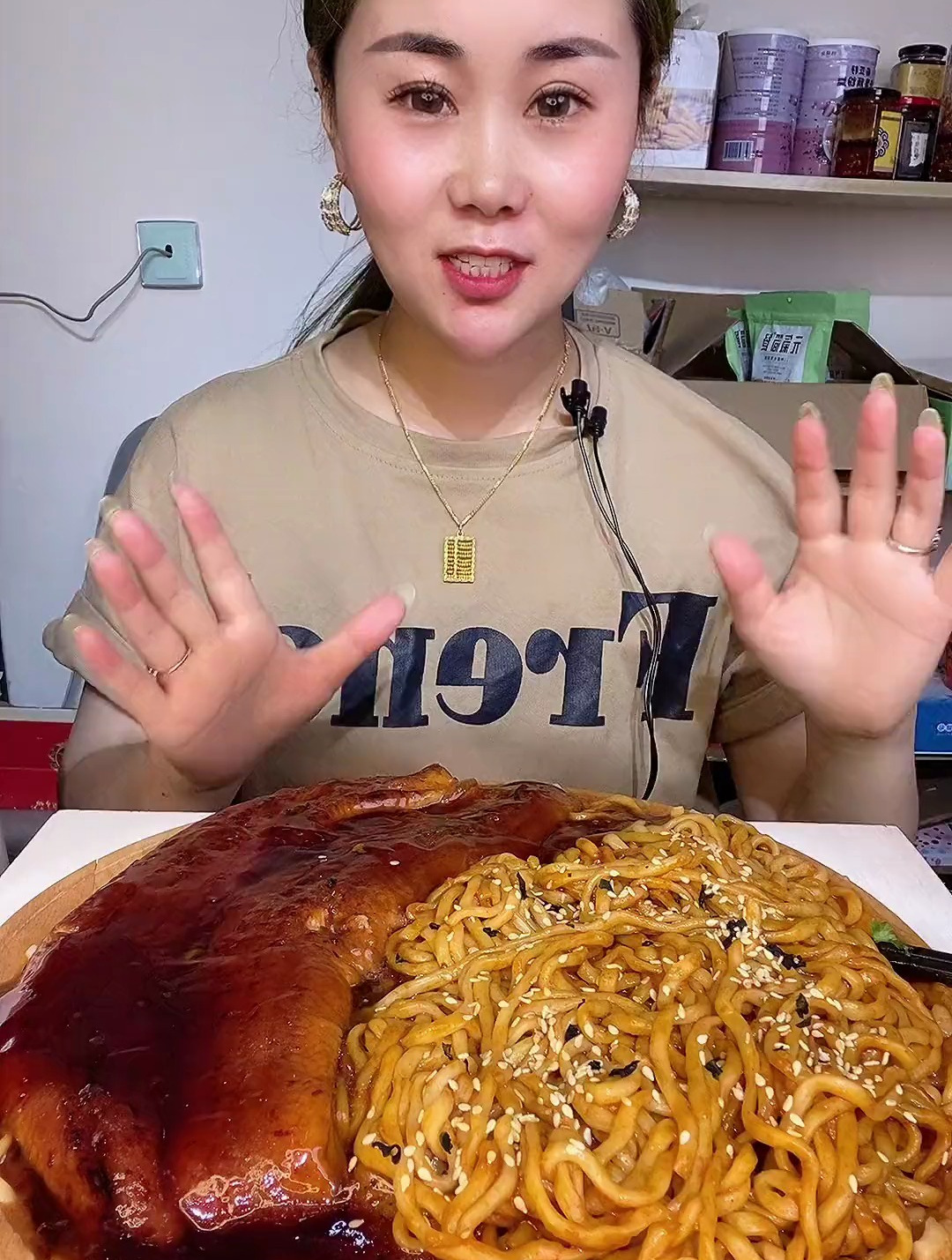 美食吃播:今天吃鳗鱼火鸡面,妈呀太香了!