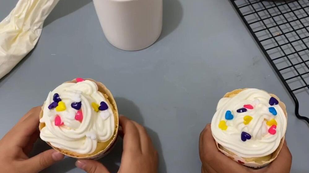 奶油蛋糕自己在家做,做成两样,抹上奶油,瞬间被孩子吃光光