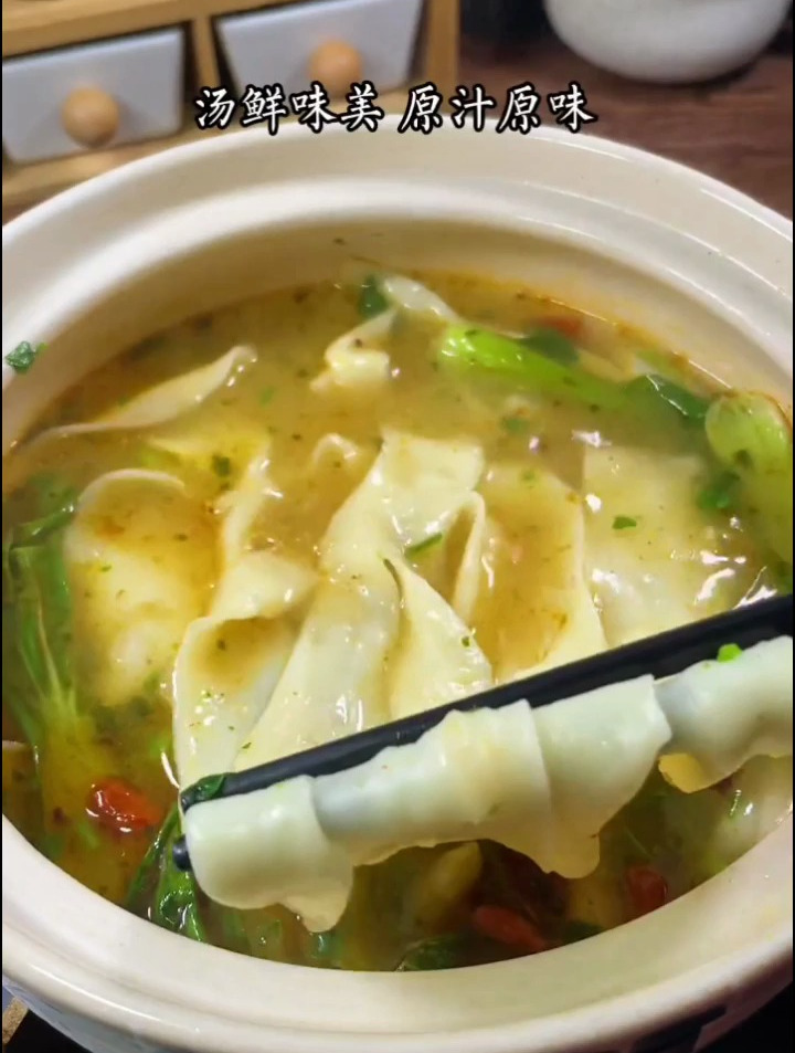 一碗热气腾腾的牛肉烩面,汤鲜味美,面条吃起来爽滑筋道